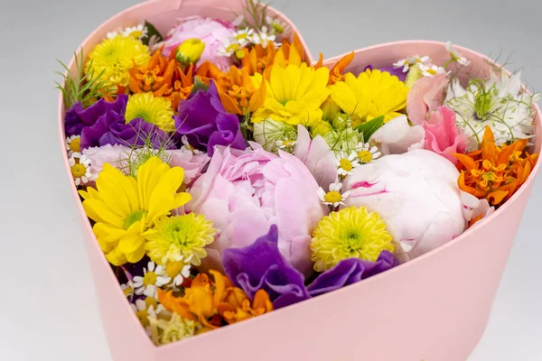 Schöne Bunte Blumenarrangements Einer Herzförmigen Schachtel — Stockfoto