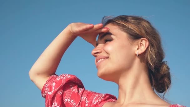 Mujer Sonriente Hermosa Cámara Lenta Mirando Lejos Día Soleado Brillante — Vídeos de Stock