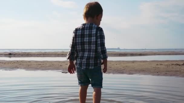 Slow Motion Kind Nadert Zee Het Strand Zelfverzekerde Kleine Jongen — Stockvideo