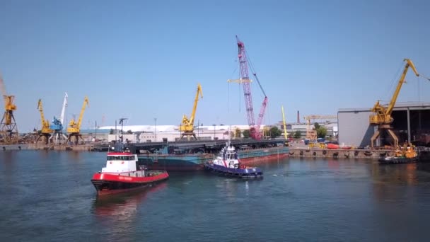 Rıhtımda Vinçleri Gemileri Olan Ağır Endüstriyel Üretim Tesislerinin Hava Görüntüleri — Stok video