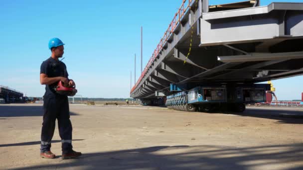 Ingeniero Trabajadores Industriales Pesados Piloteando Remolque Modular Autopropulsado Profesional Está — Vídeo de stock