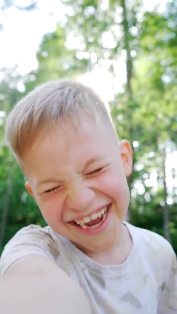Прекрасна Дитина Яка Приймає Селфі Смартфон Сміється Один Хлопець Який — стокове відео