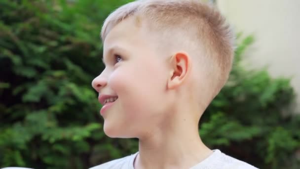Krásné Zdravé Dítě Chlapec Portrét Pitné Vody Pocit Úžasu Pohledné — Stock video
