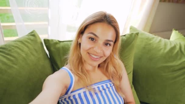 Nette Mixed Race Frau Auf Einem Smartphone Videocall Facetiming Hause — Stockvideo