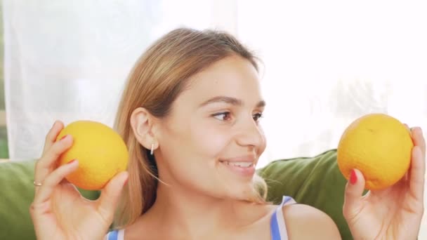 Linda Mujer Sana Dientes Sonriendo Jugando Con Naranjas Hermosa Chica — Vídeo de stock