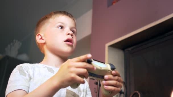 Criança Concentrada Aprendendo Jogar Videogames Casa Menino Pequeno Segurando Controlador — Vídeo de Stock