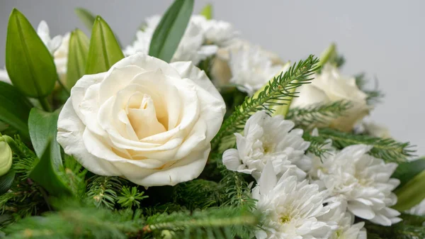 Όμορφη Σύνθεση Λευκών Και Πράσινων Λουλουδιών Λευκό Τριαντάφυλλο Και Χρυσάνθεμο Royalty Free Εικόνες Αρχείου