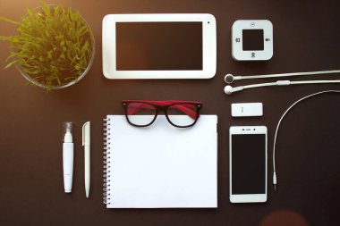Merkez ofis. Eskimiş kahverengi arka planda beyaz kırtasiye elemanları. Boş kırtasiyenin fotoğraf şablonu işaretleniyor. Tasarımınız için modelleme