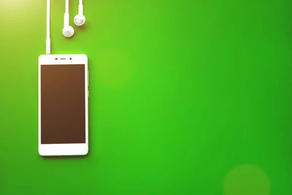 Smartphone Plano Yacía Sobre Fondo Verde Concepto Musical Audio Escucha — Foto de Stock