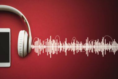 Modern cep telefonu ve kulaklıklar ses kaydı olan kırmızı gradyan arka planda şablon oluşturuyor. Müzik konsepti
