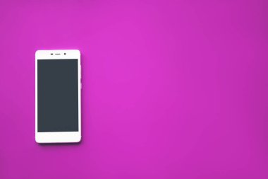 Mor arka planda akıllı telefon. Cep telefonu şablonu. Telefon çalıyor.