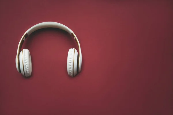 Directamente Por Encima Tiro Auriculares Sobre Fondo Rojo Concepto Musical —  Fotos de Stock