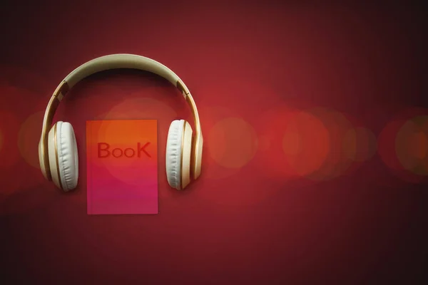 Earphone Close Dan Audiobook Dengan Latar Belakang Merah Dengan Bokeh — Stok Foto