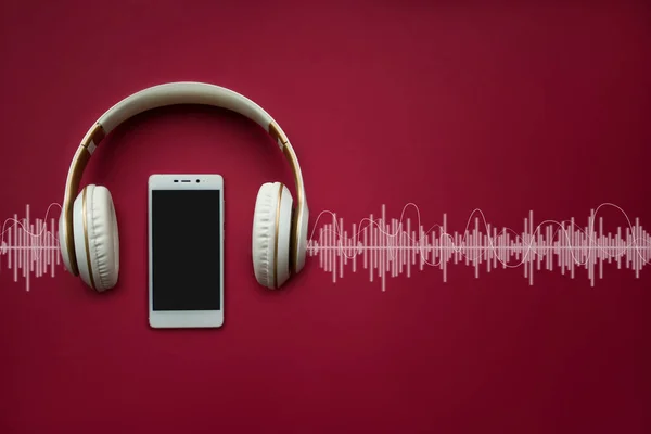 Modern cep telefonu ve kulaklıklar ses kaydı olan kırmızı gradyan arka planda şablon oluşturuyor. Müzik konsepti