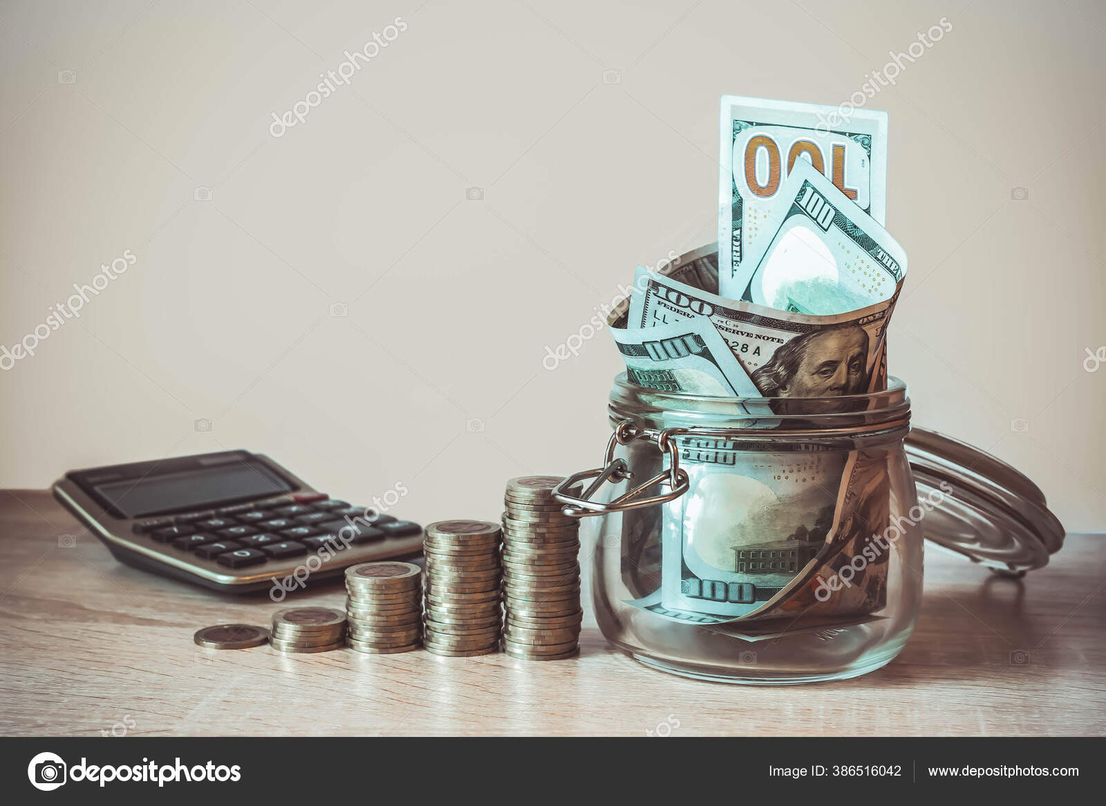 유리병 무더기 계산기 지폐입니다 절약하는 재정적 아이디어와 미래를 성장의 재정적 — 스톡 사진 © OMDEAETB.yandex.ru  #386516042