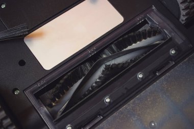 Robot Süpürge Temizleyicisi. Yakın plan. Tutuyor, temiz.