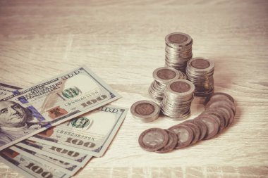 Farklı ülkelerden gelen banknotların arka planına karşı yığınla para. Muhasebe için iş tasarruf konsepti. Borsa. İş büyümesi, planlama ve strateji kavramı. Dijital pazarlama