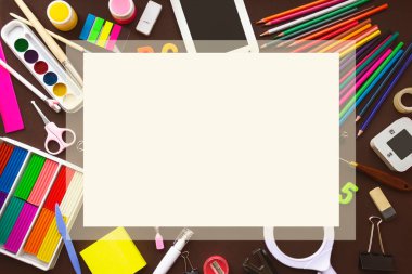 Okul defteri ve çeşitli kırtasiye malzemeleri. Metnin için alanı kopyala. Okul ve ofis malzemeleri çerçevesi