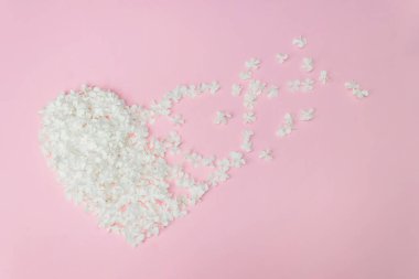 Çiçeklerden yapılmış kalp şeklinde. Sevgililer Günü. Renk paleti. Aşk modası