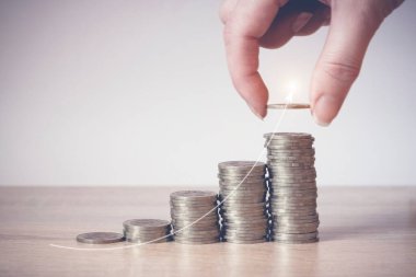 Bozuk para yığını. Tasarruf kavramı, mali. Gelecek için para ve gelir tasarrufu yatırım fikirleri ve mali yönetim. Kapatın. İş büyümesi konsepti. Mali risk