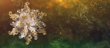 Mutlu Noeller ve mutlu yıllar 2021 konsepti, Bokeh, Xmas tatil geçmişi olan süslü bir ağaçtan sarkan altın kar tanesi.