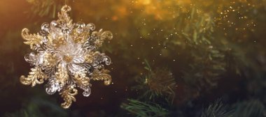 Mutlu Noeller ve mutlu yeni yıl 2021 Noel ağacı ve kar yağışlı bokeh ve karlı, kopyala uzay