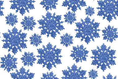 Mavi Noel kar taneleri beyaz arkaplanda izole edilmiş.