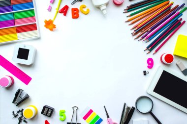 Okul defteri ve fotokopi alanı olan çeşitli kırtasiye malzemeleri. Okul malzemeleri, renkli kalemler, boyalar, sarı arka plan kağıtları, okul konseptine geri dönüş, modern ilköğretim. düz yat