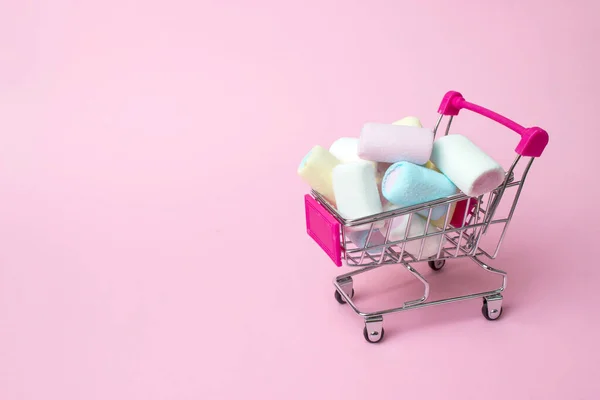 Multicolored Marshmallow Mini Shopping Cart Nákupní Prodejní Marketingový Koncept — Stock fotografie