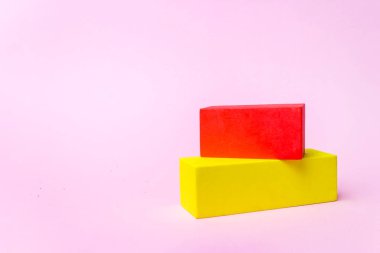 İş konsepti - Soyut geometrik küp pembe arka planda, görüntü veya montaj kelimesi için. Büyüme süreci için iş planı kavramı. Model ya da şablon. Kapat, küp