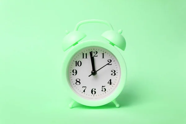 Despertador Verde Hora Acordar Manhã Estilo Mínimo Moda Conceito Beleza — Fotografia de Stock