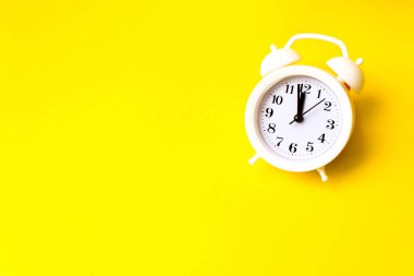 Sarı Arkaplanda Alarm Saatinin Kapanışı. Zaman kavramı