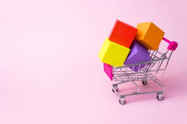 Pembe arka planda çok renkli kutular olan 