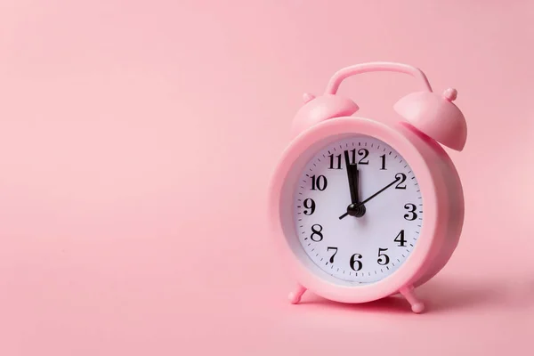 粉色警钟 时间是金钱的笑柄 时间限制 业务截止日期 复制空间 — 图库照片