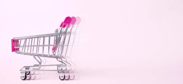 Mini Carrito Compras Vacío Movimiento Sobre Fondo Rosa Gran Venta —  Fotos de Stock