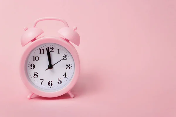 粉色背景上的粉色闹钟顶视图平面放置复制空间 最低限度的背景 时间概念 截止日期 工作时间 — 图库照片
