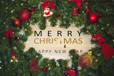 Noel ağacı arkaplanı ve bulanık, parıldayan, ışıldayan ve mesaj atan Noel süslemeleri Mutlu Noeller ve mutlu yıllar