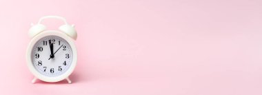 Alarmlı saatle bahar zamanı konsepti değişir. Zaman kavramı. En düşük bileşim