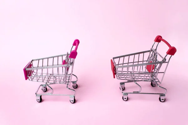 Dwa Metalowe Wózki Sklepowe Miniaturze Zakupy Zakupy Supermarket Sprzedaż Koncepcja — Zdjęcie stockowe