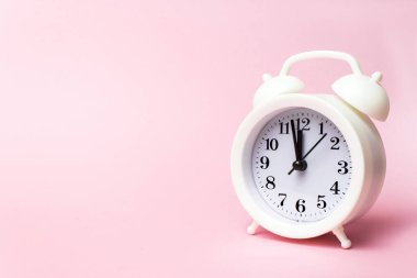 Pembe arka planda beyaz alarm saati, kopyalama alanı. Asgari özgeçmiş, zaman kavramı, son teslim tarihi, çalışma zamanı, sabah