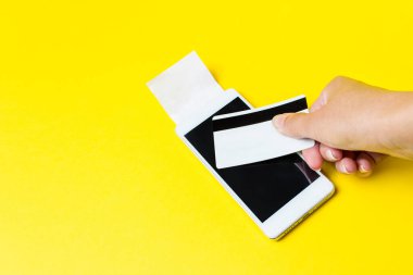 Sanal kablosuz NFC teknolojisiyle mobil ödeme. Elde tutulan kredi kartı ve akıllı olanı sanal ödeme terminali olarak kullanıyor