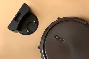 Kaplamalı ahşap zemin şarj istasyonu konsept yakın çekim robotik süpürge