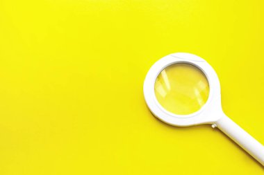 Sarı arkaplan üzerinde büyüteç görüntüsü yüksek açılı. Büyüteç - Arama Motoru İyimserleştirmesi