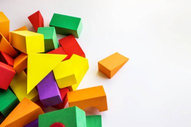 Değişen karmaşıklıkta evler ve binalar inşa etmek için çok renkli çocuk blok tasarımcısı. Boşluğu kopyala
