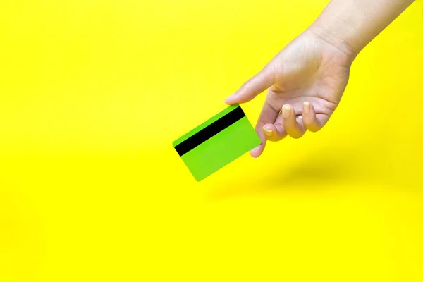 El ele tutuşan kartvizit, model, sarı arka plan.