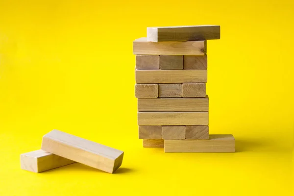 木製のブロックは コピースペース 黄色の背景を持つゲームをスタック リスク 成長の概念 — ストック写真