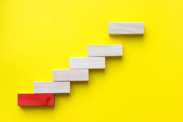 建立成功基础的概念 红木堆栈作为阶梯 黄背景下业务增长理念的成功 — 图库照片
