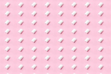 Pembe şekerlemelere beyaz-pembe şekerlemeler yerleştiriliyor. Pembe arkaplanda lokum deseni