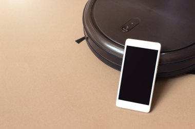 Robotik elektrik süpürgesini kontrol etmek için mobil uygulamalı telefon.