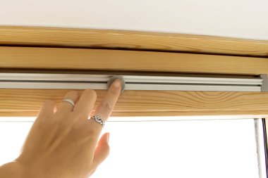 Tavan arasındaki yeni çatı penceresinin havalandırma sistemini kapat.